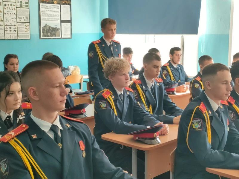 В Чувашии полицейские и ветераны органов внутренних дел поздравили с Днем знаний учащихся подшефной кадетской школы имени генерал-майора милиции В.А.Архипова В Чувашии полицейские и ветераны органов внутренних дел поздравили с Днем знаний учащихся подшефной кадетской школы имени генерал-майора милиции В.А.Архипова