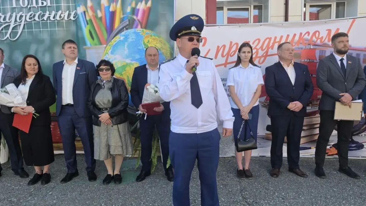 Сотрудники прокуратур городов и районов Чувашии, а также руководство прокуратуры республики приняли участие в торжественных линейках в образовательных организациях, посвященных Дню знаний и встретились со школьниками Сотрудники прокуратур городов и районов Чувашии, а также руководство прокуратуры республики приняли участие в торжественных линейках в образовательных организациях, посвященных Дню знаний и встретились со школьниками