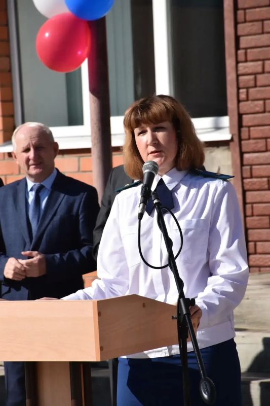 Сотрудники прокуратур городов и районов Чувашии, а также руководство прокуратуры республики приняли участие в торжественных линейках в образовательных организациях, посвященных Дню знаний и встретились со школьниками Сотрудники прокуратур городов и районов Чувашии, а также руководство прокуратуры республики приняли участие в торжественных линейках в образовательных организациях, посвященных Дню знаний и встретились со школьниками