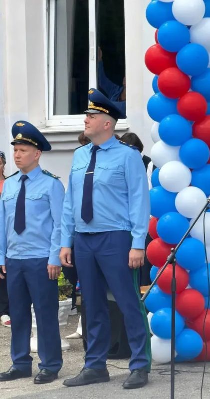 Сотрудники прокуратур городов и районов Чувашии, а также руководство прокуратуры республики приняли участие в торжественных линейках в образовательных организациях, посвященных Дню знаний и встретились со школьниками Сотрудники прокуратур городов и районов Чувашии, а также руководство прокуратуры республики приняли участие в торжественных линейках в образовательных организациях, посвященных Дню знаний и встретились со школьниками