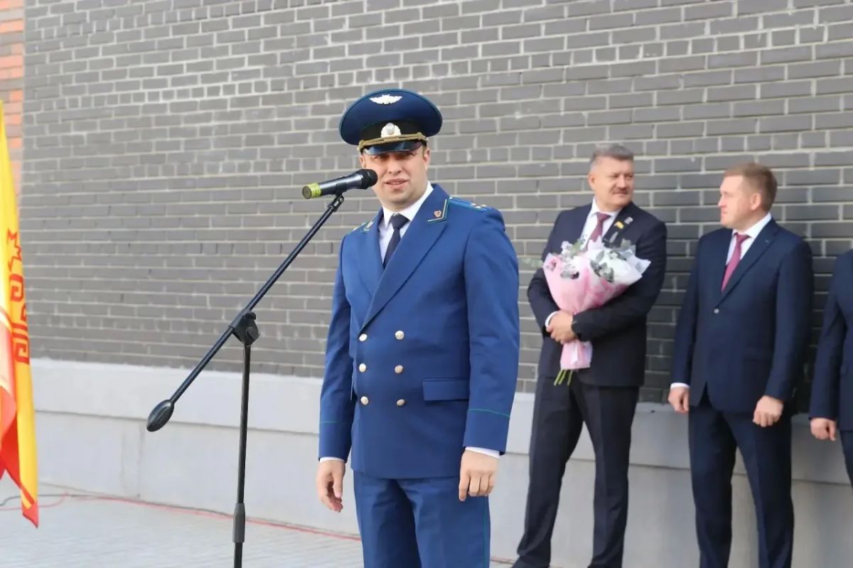 Сотрудники прокуратур городов и районов Чувашии, а также руководство прокуратуры республики приняли участие в торжественных линейках в образовательных организациях, посвященных Дню знаний и встретились со школьниками Сотрудники прокуратур городов и районов Чувашии, а также руководство прокуратуры республики приняли участие в торжественных линейках в образовательных организациях, посвященных Дню знаний и встретились со школьниками