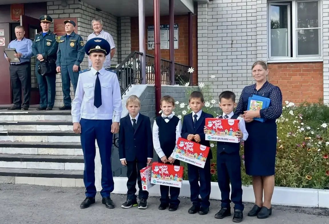 Сотрудники прокуратур городов и районов Чувашии, а также руководство прокуратуры республики приняли участие в торжественных линейках в образовательных организациях, посвященных Дню знаний и встретились со школьниками Сотрудники прокуратур городов и районов Чувашии, а также руководство прокуратуры республики приняли участие в торжественных линейках в образовательных организациях, посвященных Дню знаний и встретились со школьниками