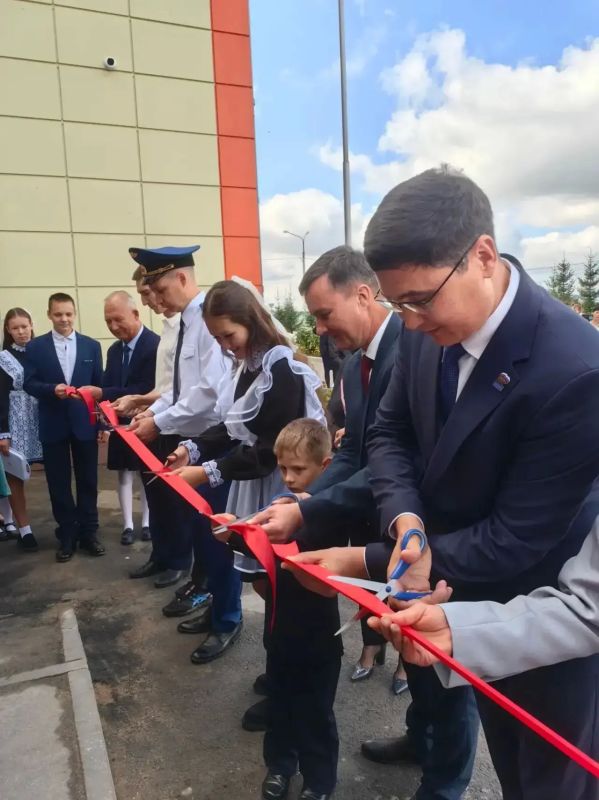 Сотрудники прокуратур городов и районов Чувашии, а также руководство прокуратуры республики приняли участие в торжественных линейках в образовательных организациях, посвященных Дню знаний и встретились со школьниками Сотрудники прокуратур городов и районов Чувашии, а также руководство прокуратуры республики приняли участие в торжественных линейках в образовательных организациях, посвященных Дню знаний и встретились со школьниками