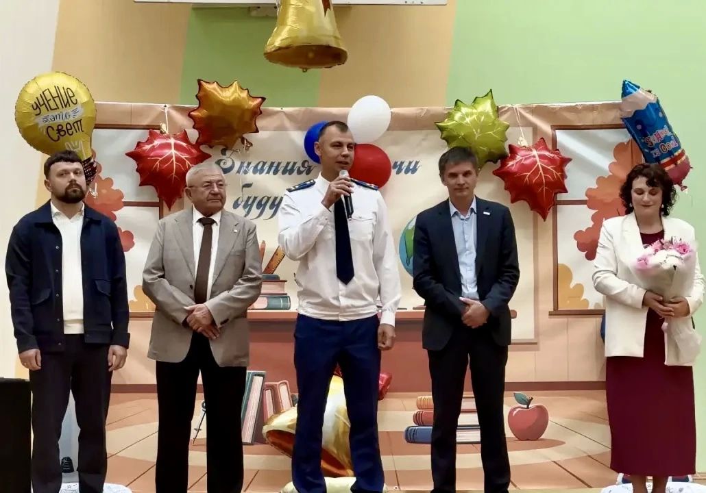 Сотрудники прокуратур городов и районов Чувашии, а также руководство прокуратуры республики приняли участие в торжественных линейках в образовательных организациях, посвященных Дню знаний и встретились со школьниками Сотрудники прокуратур городов и районов Чувашии, а также руководство прокуратуры республики приняли участие в торжественных линейках в образовательных организациях, посвященных Дню знаний и встретились со школьниками