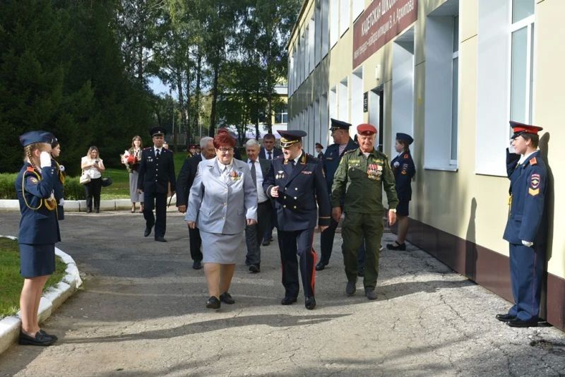 В Чувашии полицейские и ветераны органов внутренних дел поздравили с Днем знаний учащихся подшефной кадетской школы имени генерал-майора милиции В.А.Архипова В Чувашии полицейские и ветераны органов внутренних дел поздравили с Днем знаний учащихся подшефной кадетской школы имени генерал-майора милиции В.А.Архипова