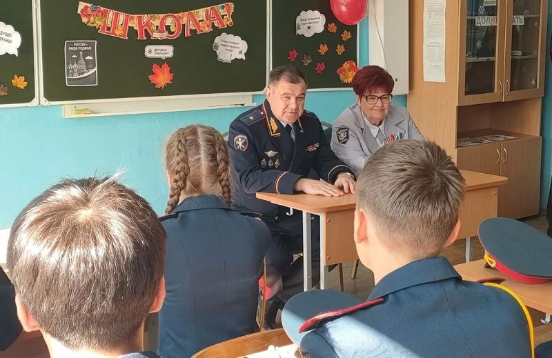 В Чувашии полицейские и ветераны органов внутренних дел поздравили с Днем знаний учащихся подшефной кадетской школы имени генерал-майора милиции В.А.Архипова В Чувашии полицейские и ветераны органов внутренних дел поздравили с Днем знаний учащихся подшефной кадетской школы имени генерал-майора милиции В.А.Архипова