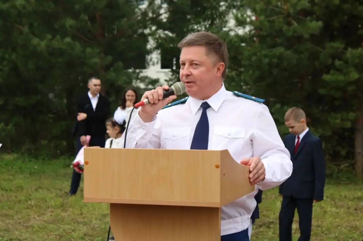 Сотрудники прокуратур городов и районов Чувашии, а также руководство прокуратуры республики приняли участие в торжественных линейках в образовательных организациях, посвященных Дню знаний и встретились со школьниками Сотрудники прокуратур городов и районов Чувашии, а также руководство прокуратуры республики приняли участие в торжественных линейках в образовательных организациях, посвященных Дню знаний и встретились со школьниками