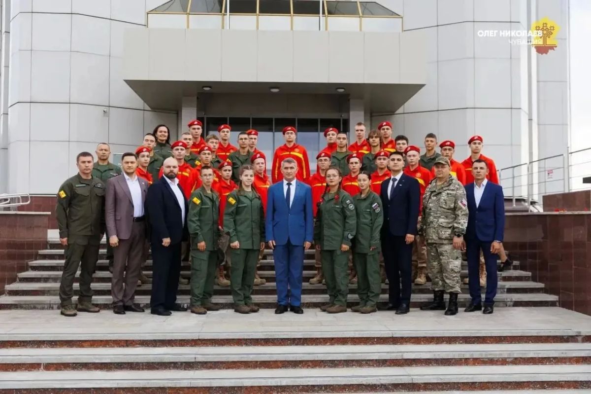 Олег Николаев встретился с юнармейцами и курсантами Центра «ВОИН» Олег Николаев встретился с юнармейцами и курсантами Центра «ВОИН»