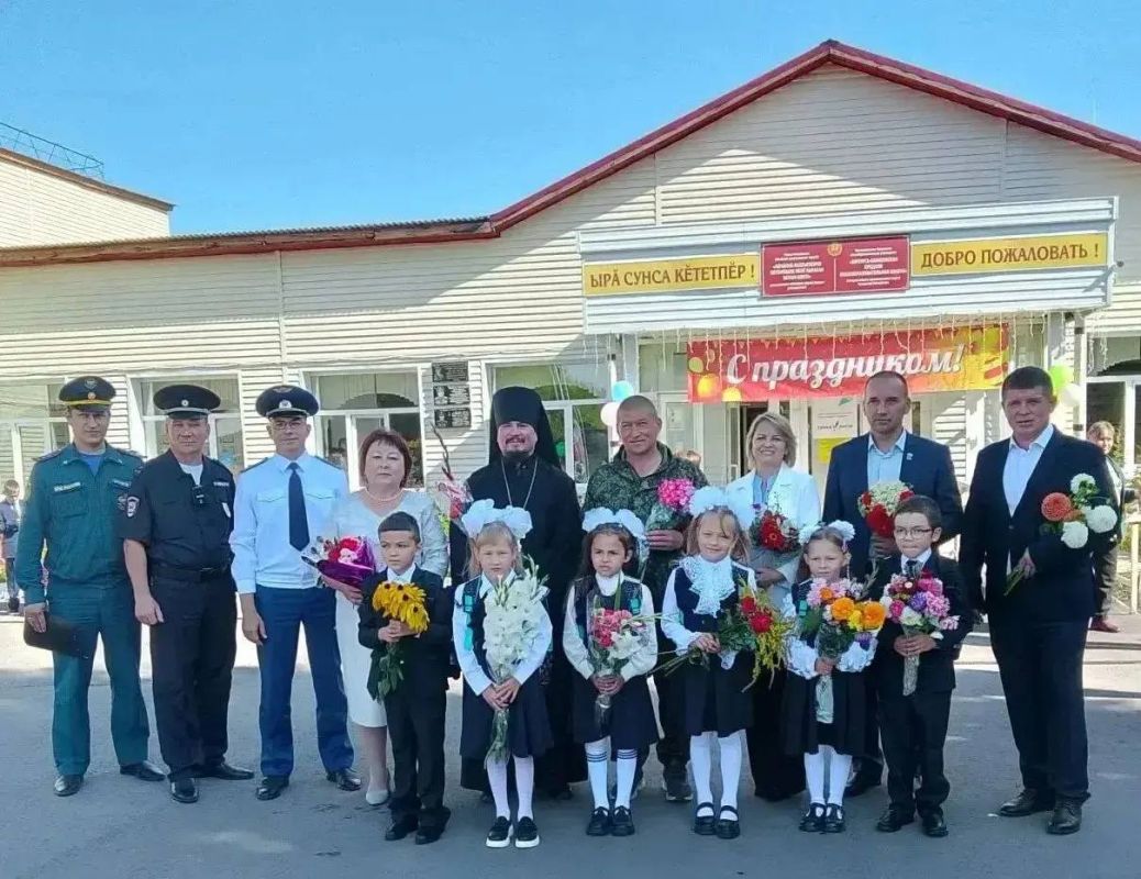 Сотрудники прокуратур городов и районов Чувашии, а также руководство прокуратуры республики приняли участие в торжественных линейках в образовательных организациях, посвященных Дню знаний и встретились со школьниками Сотрудники прокуратур городов и районов Чувашии, а также руководство прокуратуры республики приняли участие в торжественных линейках в образовательных организациях, посвященных Дню знаний и встретились со школьниками