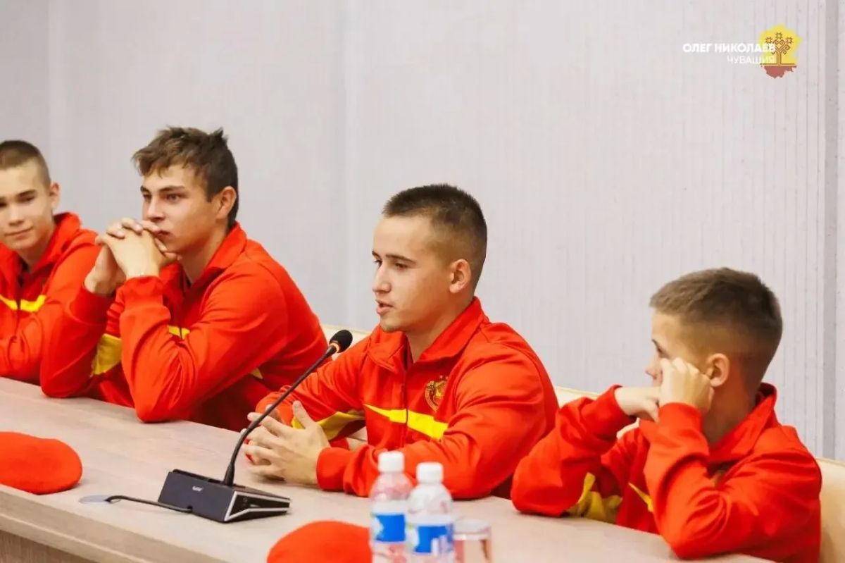 Олег Николаев встретился с юнармейцами и курсантами Центра «ВОИН» Олег Николаев встретился с юнармейцами и курсантами Центра «ВОИН»