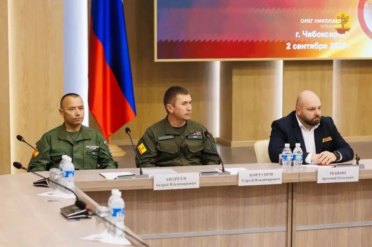 Олег Николаев встретился с юнармейцами и курсантами Центра «ВОИН» Олег Николаев встретился с юнармейцами и курсантами Центра «ВОИН»