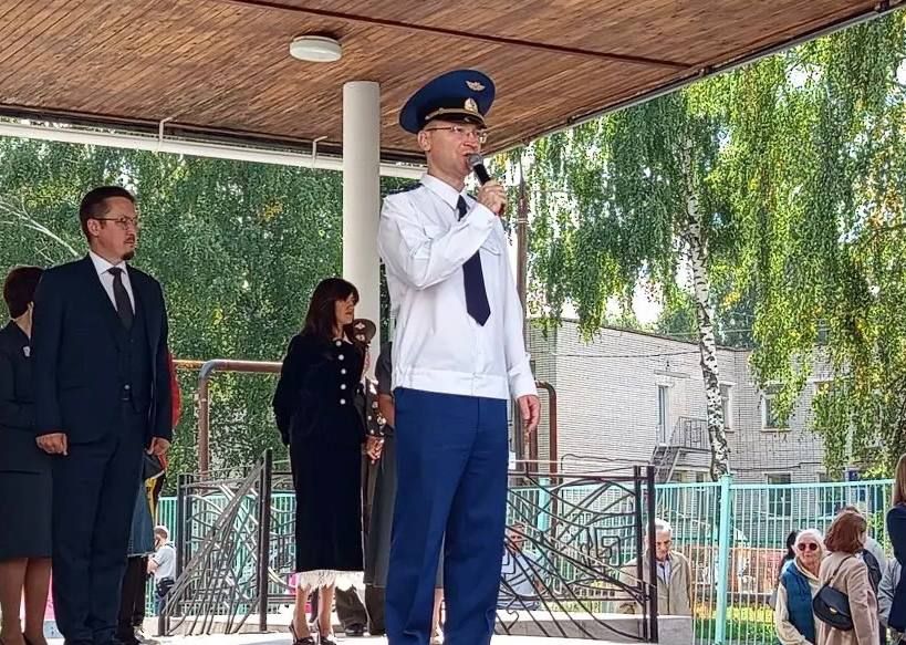Сотрудники прокуратур городов и районов Чувашии, а также руководство прокуратуры республики приняли участие в торжественных линейках в образовательных организациях, посвященных Дню знаний и встретились со школьниками Сотрудники прокуратур городов и районов Чувашии, а также руководство прокуратуры республики приняли участие в торжественных линейках в образовательных организациях, посвященных Дню знаний и встретились со школьниками