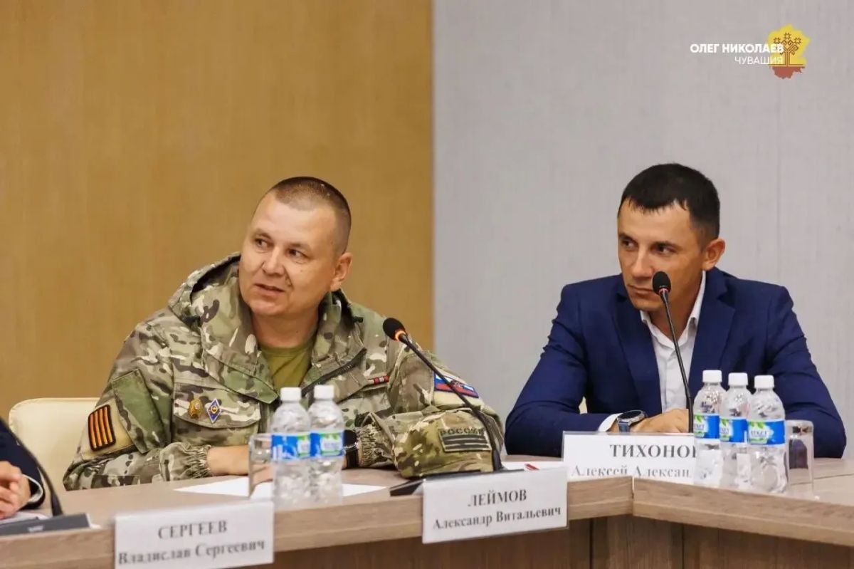 Олег Николаев встретился с юнармейцами и курсантами Центра «ВОИН» Олег Николаев встретился с юнармейцами и курсантами Центра «ВОИН»