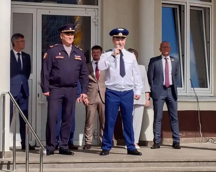 Сотрудники прокуратур городов и районов Чувашии, а также руководство прокуратуры республики приняли участие в торжественных линейках в образовательных организациях, посвященных Дню знаний и встретились со школьниками Сотрудники прокуратур городов и районов Чувашии, а также руководство прокуратуры республики приняли участие в торжественных линейках в образовательных организациях, посвященных Дню знаний и встретились со школьниками