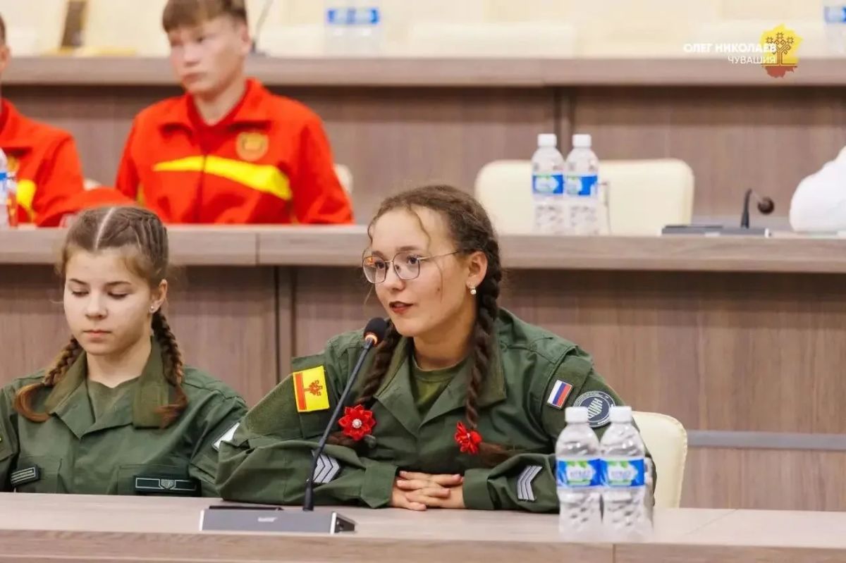 Олег Николаев встретился с юнармейцами и курсантами Центра «ВОИН» Олег Николаев встретился с юнармейцами и курсантами Центра «ВОИН»