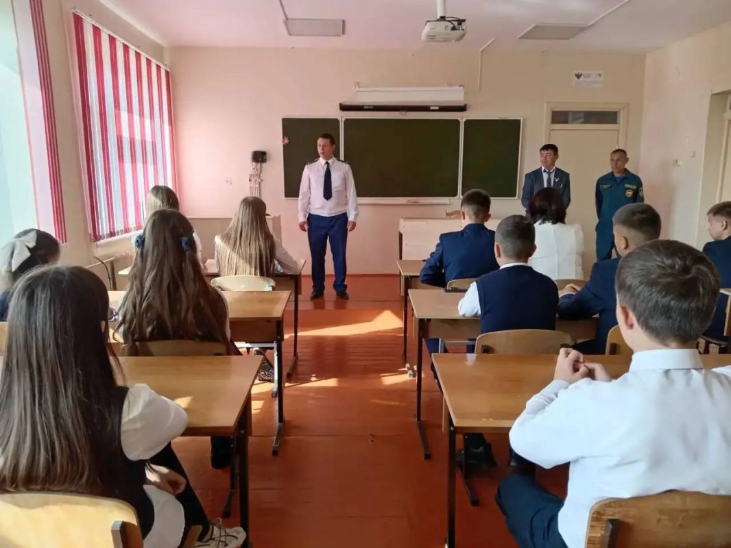 Сотрудники прокуратур городов и районов Чувашии, а также руководство прокуратуры республики приняли участие в торжественных линейках в образовательных организациях, посвященных Дню знаний и встретились со школьниками Сотрудники прокуратур городов и районов Чувашии, а также руководство прокуратуры республики приняли участие в торжественных линейках в образовательных организациях, посвященных Дню знаний и встретились со школьниками