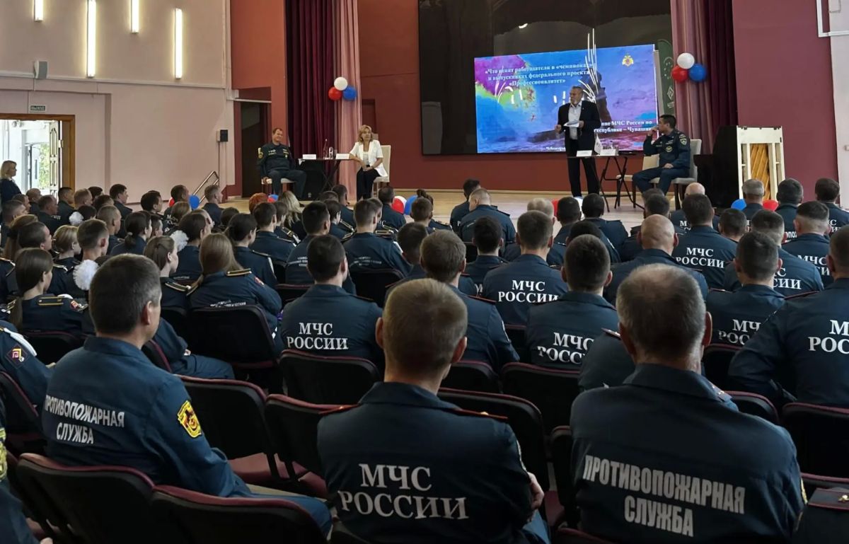 Профессор Александр Подгрушный встретился со студентами и сотрудниками МЧС России в ЧЭТК Профессор Александр Подгрушный встретился со студентами и сотрудниками МЧС России в ЧЭТК
