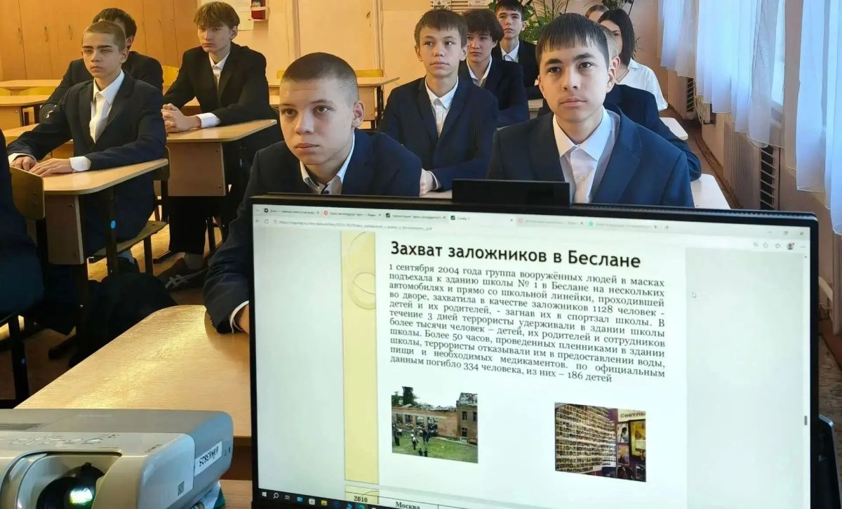 День солидарности в борьбе с терроризмом: в школах Чебоксар прошли мероприятия памяти жертв Беслана День солидарности в борьбе с терроризмом: в школах Чебоксар прошли мероприятия памяти жертв Беслана
