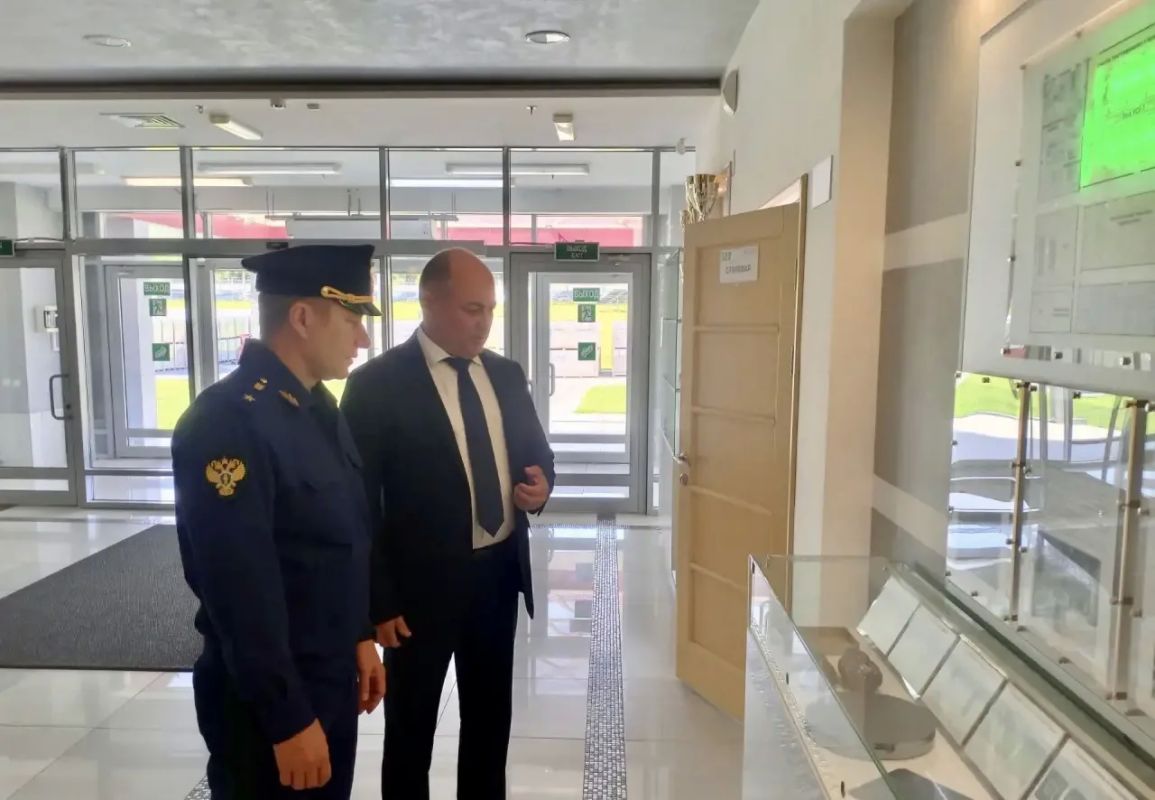 Прокурор Чувашии Эдуард Гиматов посетил крупное промышленное предприятие, специализирующееся на производстве солнечных батарей, расположенное в г.Новочебоксарске Прокурор Чувашии Эдуард Гиматов посетил крупное промышленное предприятие, специализирующееся на производстве солнечных батарей, расположенное в г.Новочебоксарске