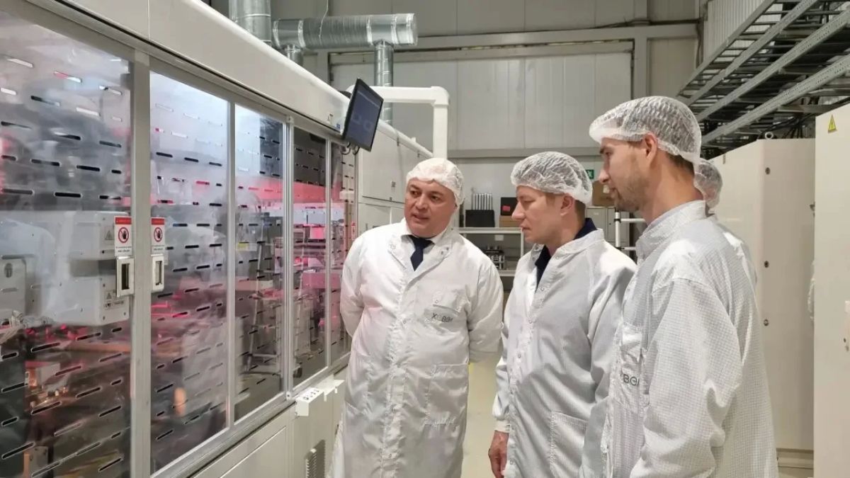 Прокурор Чувашии Эдуард Гиматов посетил крупное промышленное предприятие, специализирующееся на производстве солнечных батарей, расположенное в г.Новочебоксарске Прокурор Чувашии Эдуард Гиматов посетил крупное промышленное предприятие, специализирующееся на производстве солнечных батарей, расположенное в г.Новочебоксарске