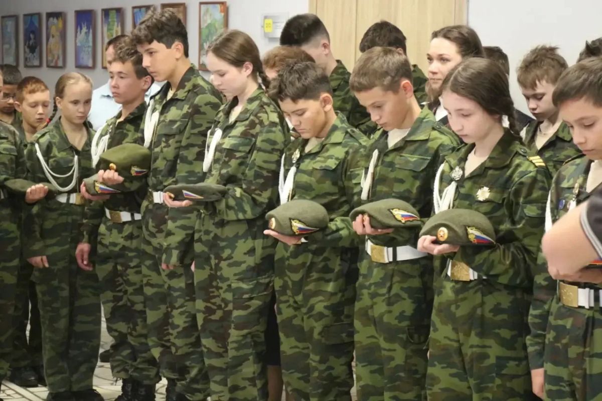 В чебоксарской школе торжественно открыли «Парты Героя» в память о выпускниках - участниках специальной военной операции В чебоксарской школе торжественно открыли «Парты Героя» в память о выпускниках - участниках специальной военной операции