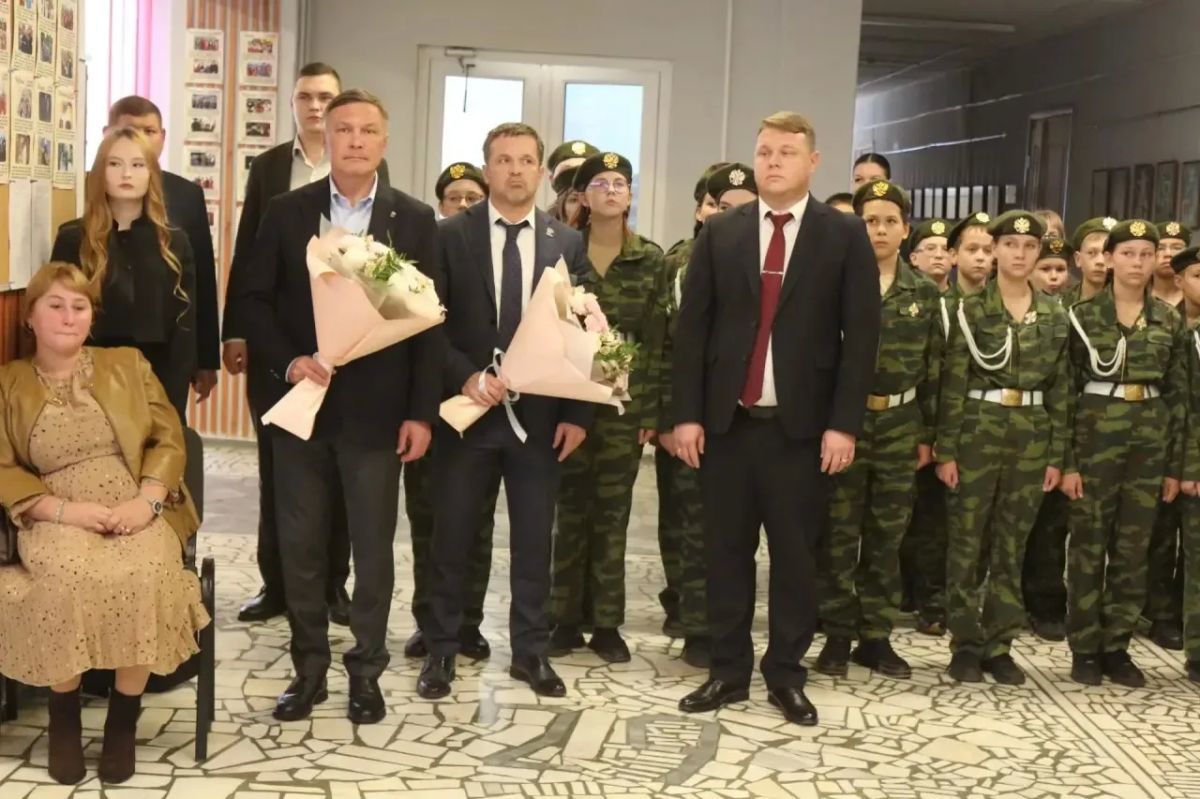 В чебоксарской школе торжественно открыли «Парты Героя» в память о выпускниках - участниках специальной военной операции В чебоксарской школе торжественно открыли «Парты Героя» в память о выпускниках - участниках специальной военной операции