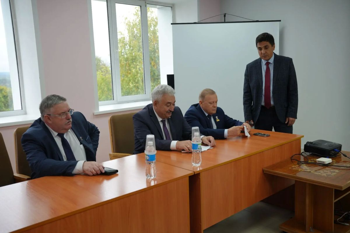 Леонид Черкесов: Встретились с коллективом Порецкой центральной районной больницы Леонид Черкесов: Встретились с коллективом Порецкой центральной районной больницы