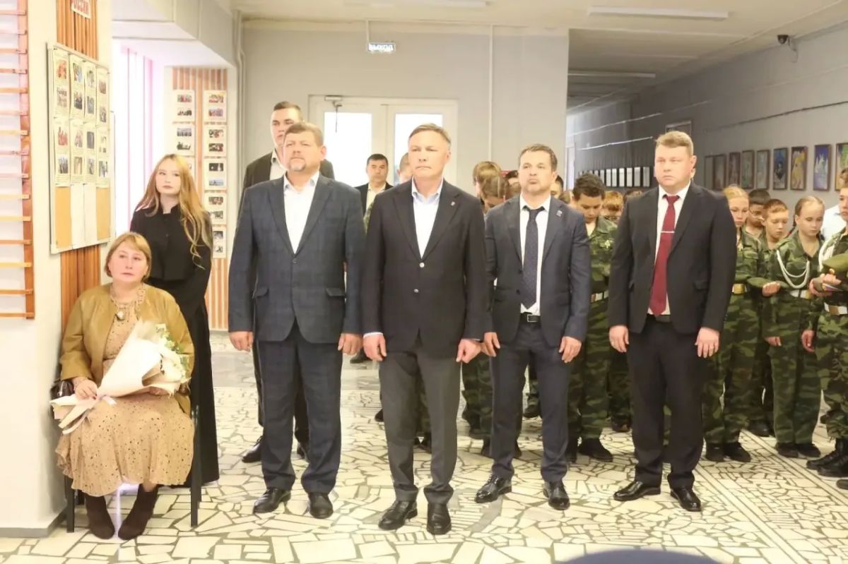В чебоксарской школе торжественно открыли «Парты Героя» в память о выпускниках - участниках специальной военной операции В чебоксарской школе торжественно открыли «Парты Героя» в память о выпускниках - участниках специальной военной операции