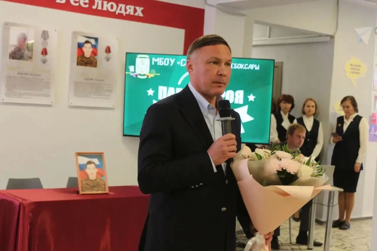 В чебоксарской школе торжественно открыли «Парты Героя» в память о выпускниках - участниках специальной военной операции В чебоксарской школе торжественно открыли «Парты Героя» в память о выпускниках - участниках специальной военной операции