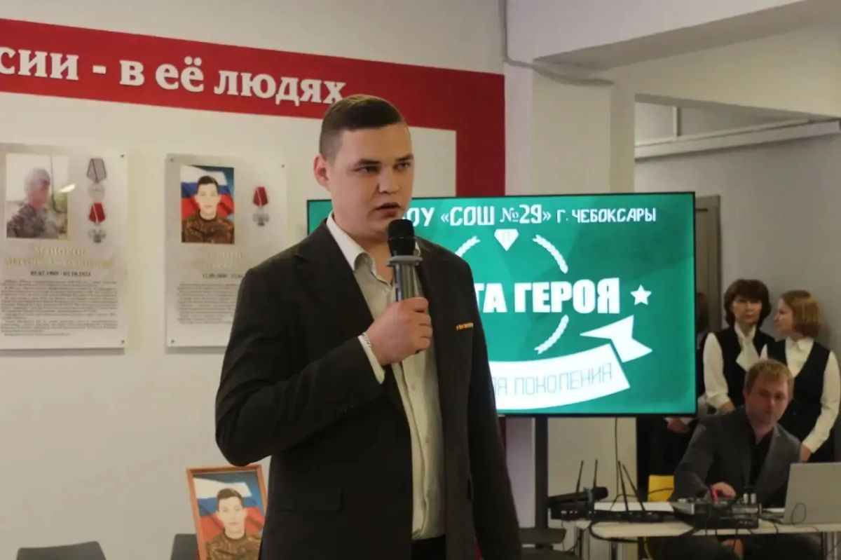 В чебоксарской школе торжественно открыли «Парты Героя» в память о выпускниках - участниках специальной военной операции В чебоксарской школе торжественно открыли «Парты Героя» в память о выпускниках - участниках специальной военной операции