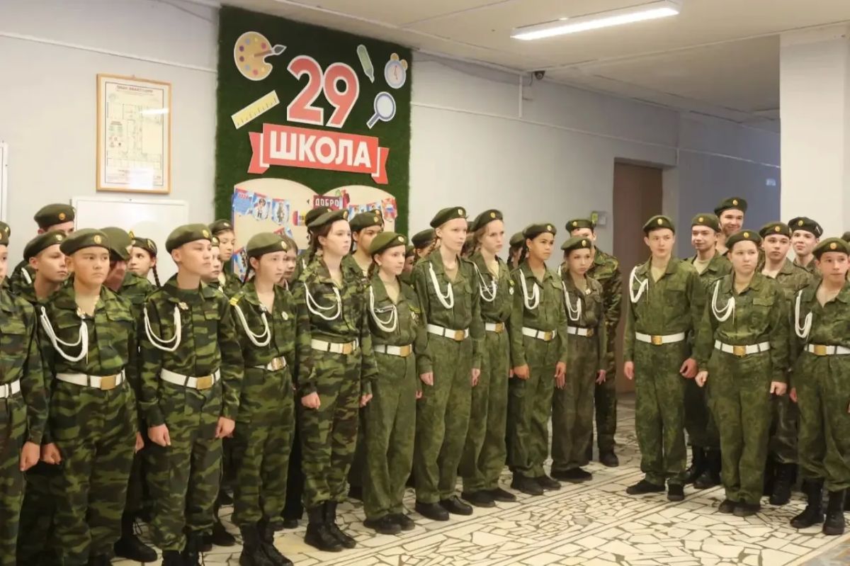 В чебоксарской школе торжественно открыли «Парты Героя» в память о выпускниках - участниках специальной военной операции В чебоксарской школе торжественно открыли «Парты Героя» в память о выпускниках - участниках специальной военной операции
