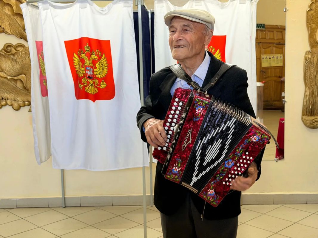 НА ВЫБОРЫ — С ГАРМОШКОЙ: ТРИФОН СЕРГЕЕВ ПОДАРИЛ ПРАЗДНИК ИЗБИРАТЕЛЯМ НА ВЫБОРЫ — С ГАРМОШКОЙ: ТРИФОН СЕРГЕЕВ ПОДАРИЛ ПРАЗДНИК ИЗБИРАТЕЛЯМ