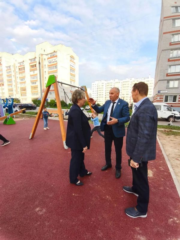 Дети счастливы, родители довольны: теперь это обычный вечер для жителей дома № 14 по ул. Строителей. В их дворе появилась новая, безопасная и красивая игровая зона, ставшая итогом реализации проекта по программе Главы... Дети счастливы, родители довольны: теперь это обычный вечер для жителей дома № 14 по ул. Строителей. В их дворе появилась новая, безопасная и красивая игровая зона, ставшая итогом реализации проекта по программе Главы...