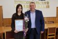 Глава Комсомольского округа Николай Раськин вручил свидетельство семье Самуковых, которое позволит сделать шаг к приобретению собственного жилья