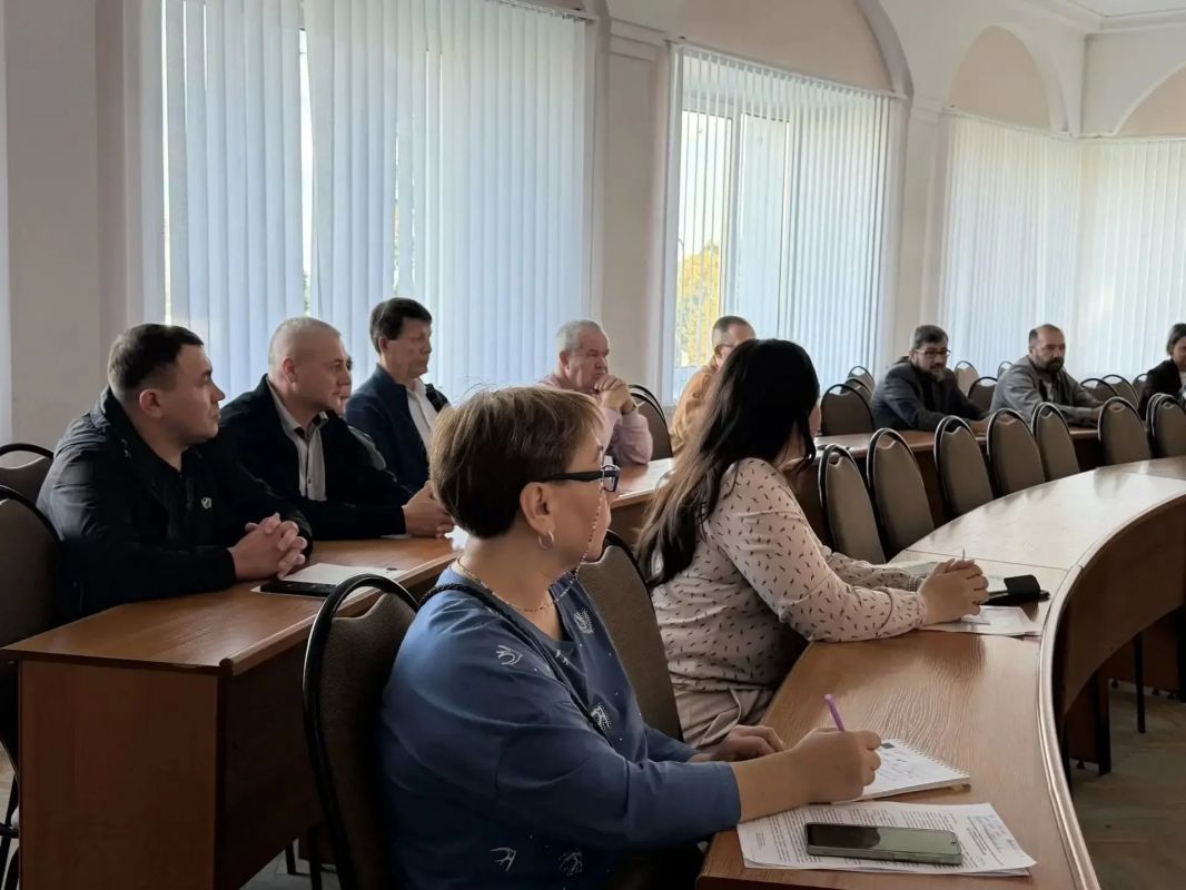 Провел совещание с представителями управляющих компаний Провел совещание с представителями управляющих компаний