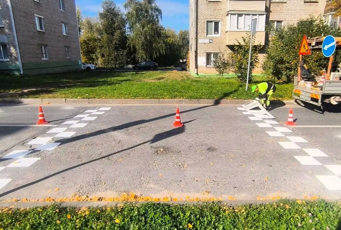 Сегодня «Дирекция гаражных хозяйств» продолжает обновлять дорожную разметку Сегодня «Дирекция гаражных хозяйств» продолжает обновлять дорожную разметку