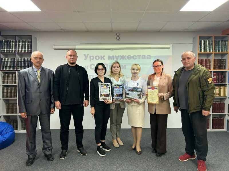 Встречу участника СВО и волонтеров, помогающих нашим бойцам, с чебоксарскими школьниками организовала представитель Общественного совета при МВД по Чувашии Татьяна Вашуркина Встречу участника СВО и волонтеров, помогающих нашим бойцам, с чебоксарскими школьниками организовала представитель Общественного совета при МВД по Чувашии Татьяна Вашуркина