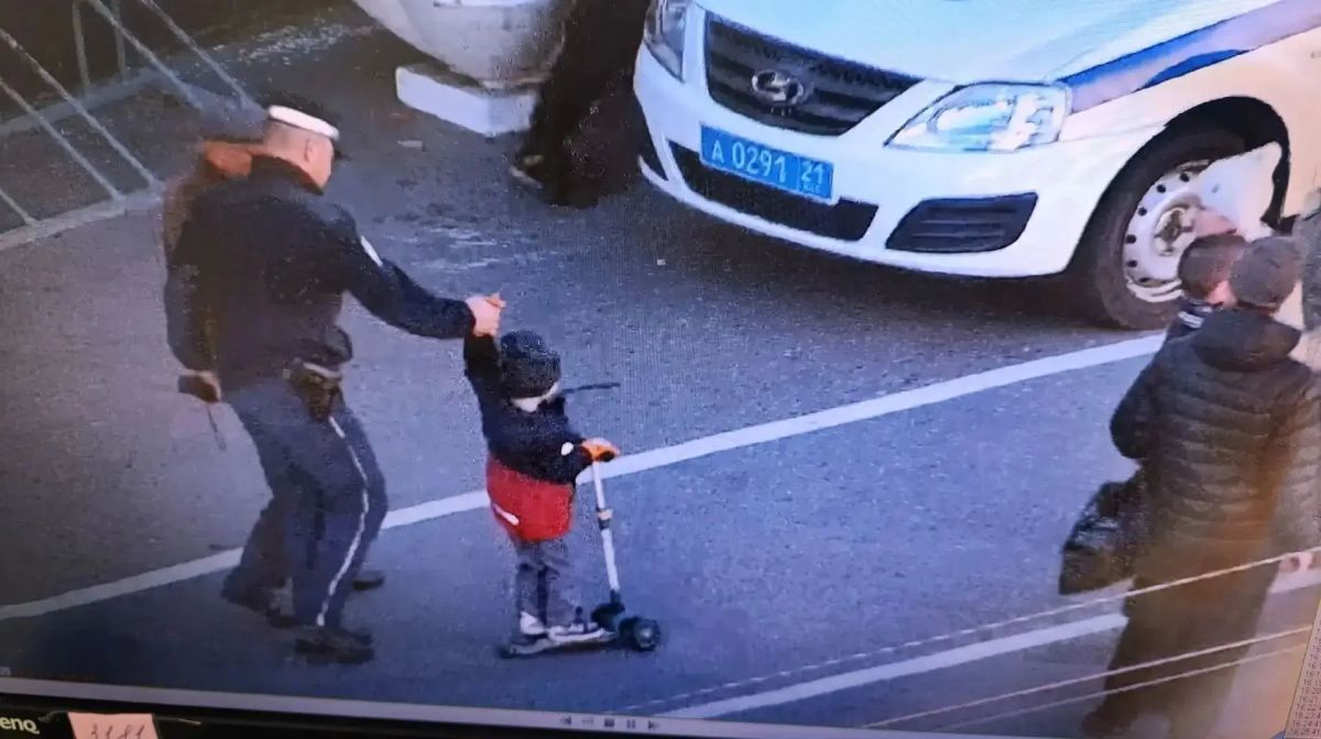 В Чебоксарах полицейские помогли найти потерявшегося четырёхлетнего ребёнка В Чебоксарах полицейские помогли найти потерявшегося четырёхлетнего ребёнка