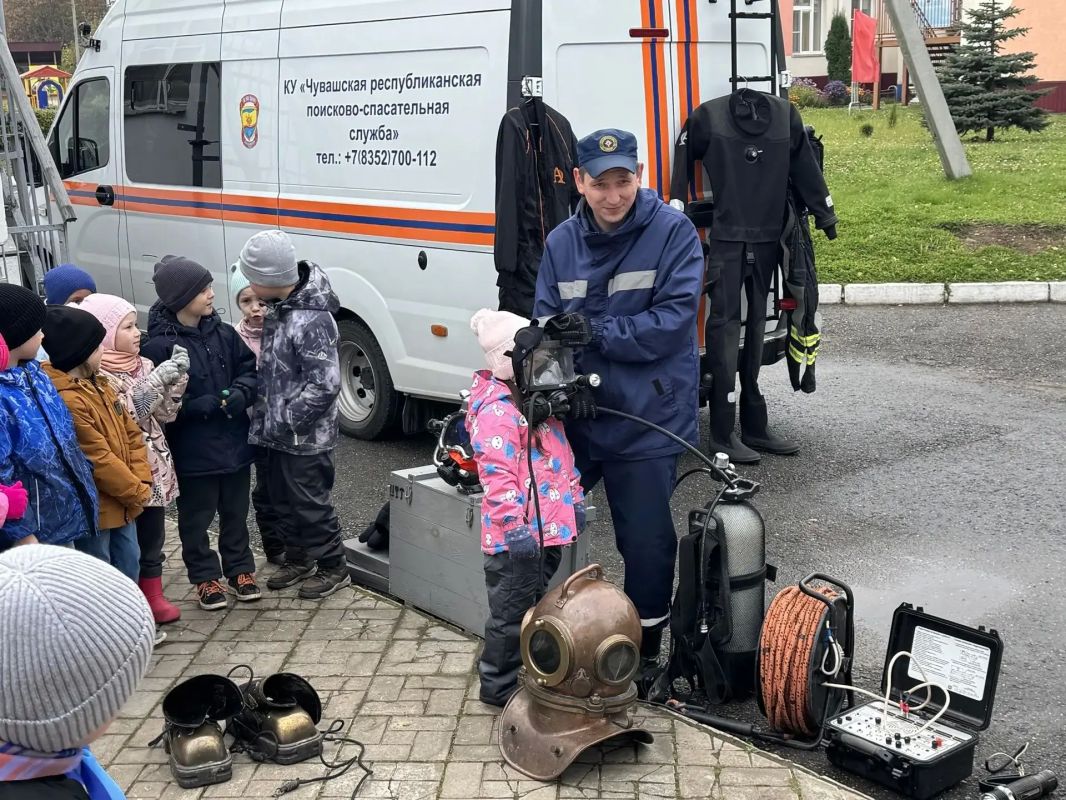 Маленькие герои учатся помогать Маленькие герои учатся помогать
