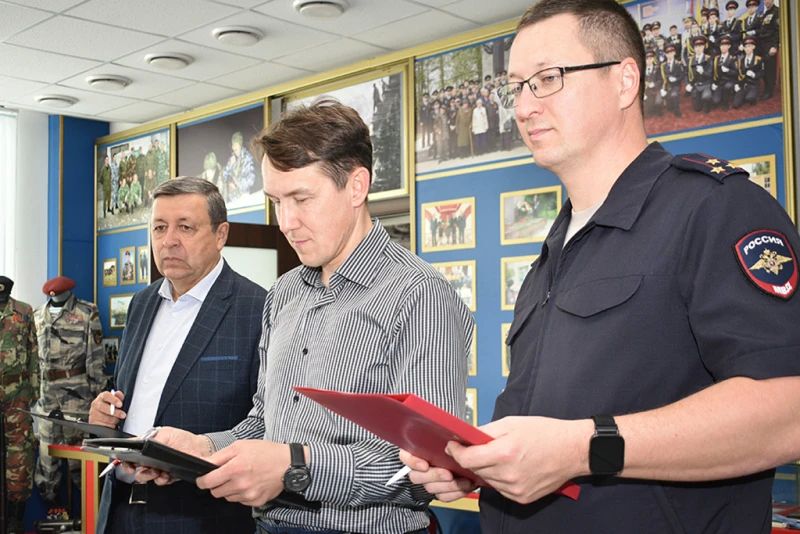 В МВД по Чувашской Республике подвели итоги регионального этапа конкурса детского рисунка «Мои родители работают в полиции» В МВД по Чувашской Республике подвели итоги регионального этапа конкурса детского рисунка «Мои родители работают в полиции»