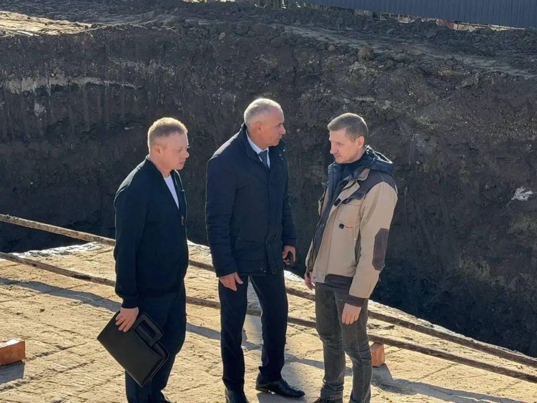Проверил ход капитального ремонта одного из защитных сооружений в Новочебоксарске вместе с депутатом Госсовета Чувашии Ольгой Петровой и и.о. начальника городского ГО и ЧС Александром Якуниным Проверил ход капитального ремонта одного из защитных сооружений в Новочебоксарске вместе с депутатом Госсовета Чувашии Ольгой Петровой и и.о. начальника городского ГО и ЧС Александром Якуниным