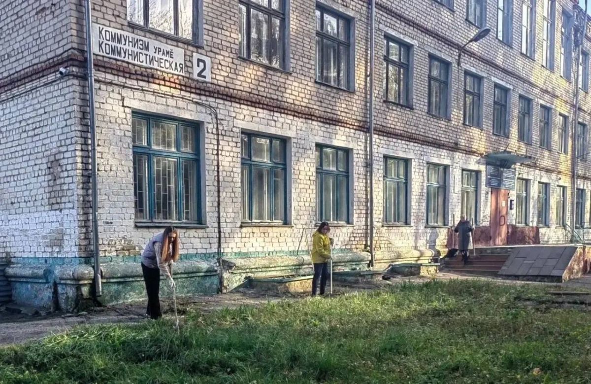 Сотрудники Новочебоксарского Центра мониторинга образования дружно вышли на осенний субботник, поддержав Всероссийскую экологическую акцию Сотрудники Новочебоксарского Центра мониторинга образования дружно вышли на осенний субботник, поддержав Всероссийскую экологическую акцию
