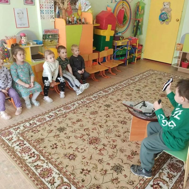 Воспитанники группы «Клубничка» детского сада № 5 города Алатырь Чувашии в рамках республиканского проекта «Профессионалитет — детский сад» изучали профессию парикмахера Воспитанники группы «Клубничка» детского сада № 5 города Алатырь Чувашии в рамках республиканского проекта «Профессионалитет — детский сад» изучали профессию парикмахера