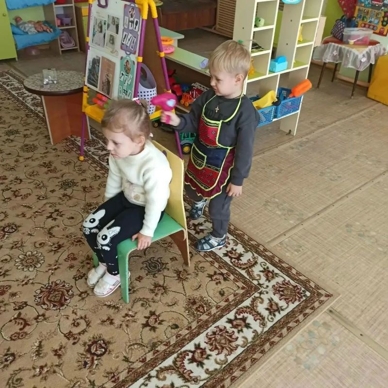 Воспитанники группы «Клубничка» детского сада № 5 города Алатырь Чувашии в рамках республиканского проекта «Профессионалитет — детский сад» изучали профессию парикмахера Воспитанники группы «Клубничка» детского сада № 5 города Алатырь Чувашии в рамках республиканского проекта «Профессионалитет — детский сад» изучали профессию парикмахера