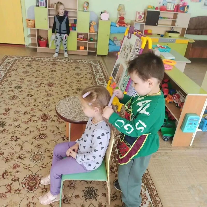 Воспитанники группы «Клубничка» детского сада № 5 города Алатырь Чувашии в рамках республиканского проекта «Профессионалитет — детский сад» изучали профессию парикмахера Воспитанники группы «Клубничка» детского сада № 5 города Алатырь Чувашии в рамках республиканского проекта «Профессионалитет — детский сад» изучали профессию парикмахера