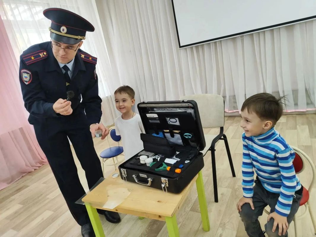В Чебоксарах рамках акции «Полиция и дети», а также в преддверии Дня отца дошколята познакомились с профессией эксперта-криминалиста В Чебоксарах рамках акции «Полиция и дети», а также в преддверии Дня отца дошколята познакомились с профессией эксперта-криминалиста