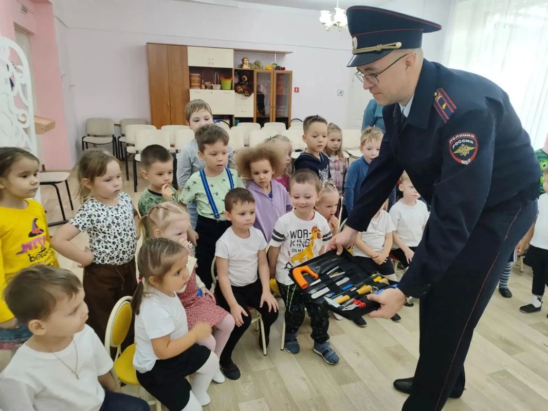 В Чебоксарах рамках акции «Полиция и дети», а также в преддверии Дня отца дошколята познакомились с профессией эксперта-криминалиста В Чебоксарах рамках акции «Полиция и дети», а также в преддверии Дня отца дошколята познакомились с профессией эксперта-криминалиста