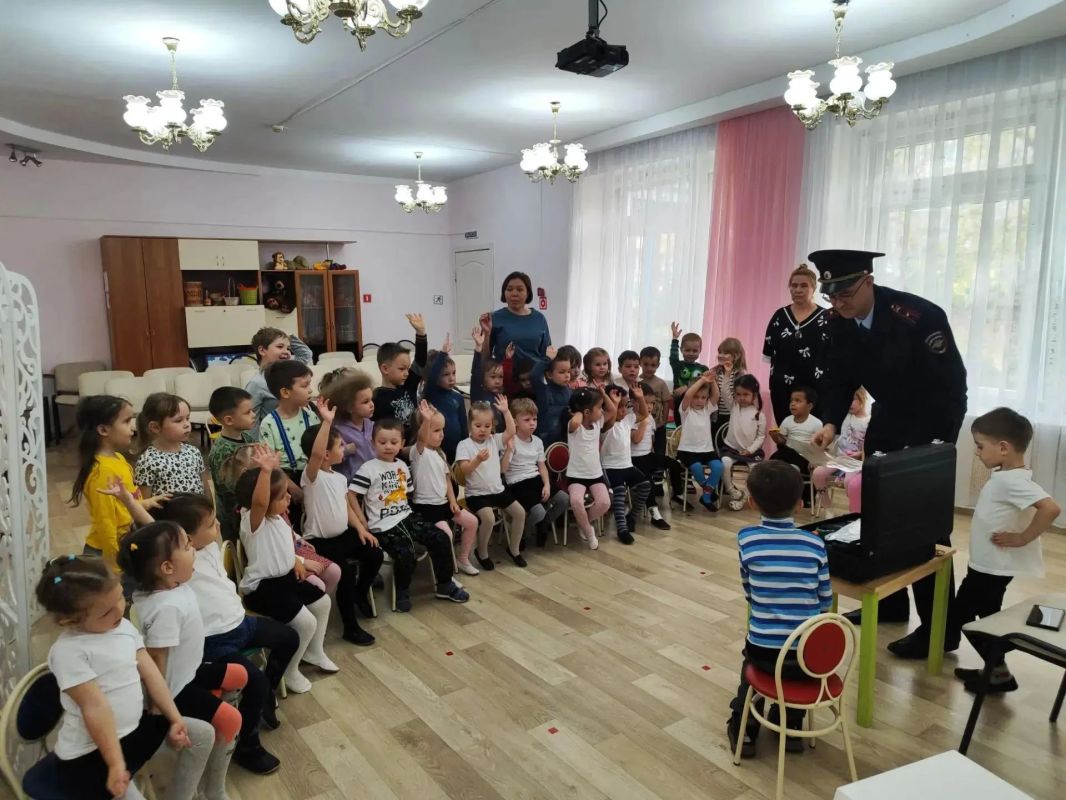 В Чебоксарах рамках акции «Полиция и дети», а также в преддверии Дня отца дошколята познакомились с профессией эксперта-криминалиста