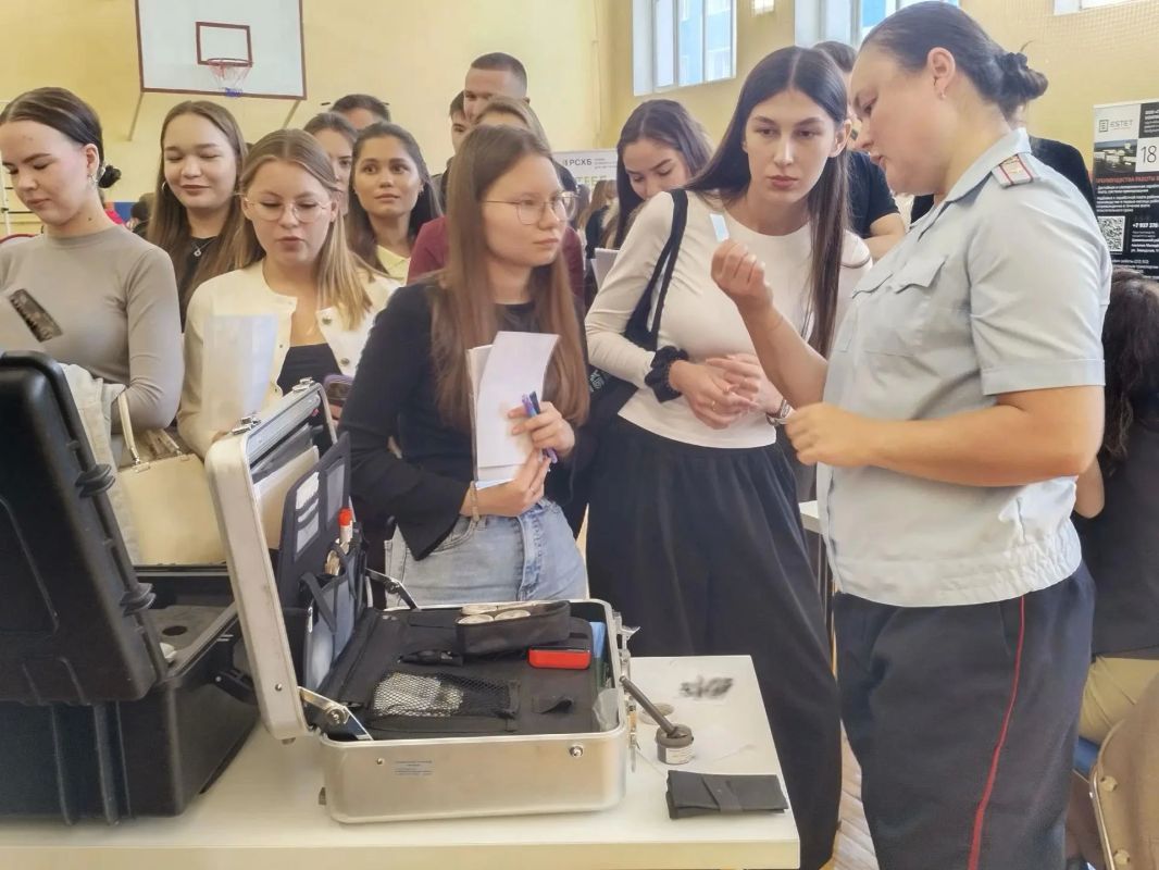 В Чувашии полицейские приняли участие в Ярмарке вакансий в одном из вузов республики В Чувашии полицейские приняли участие в Ярмарке вакансий в одном из вузов республики