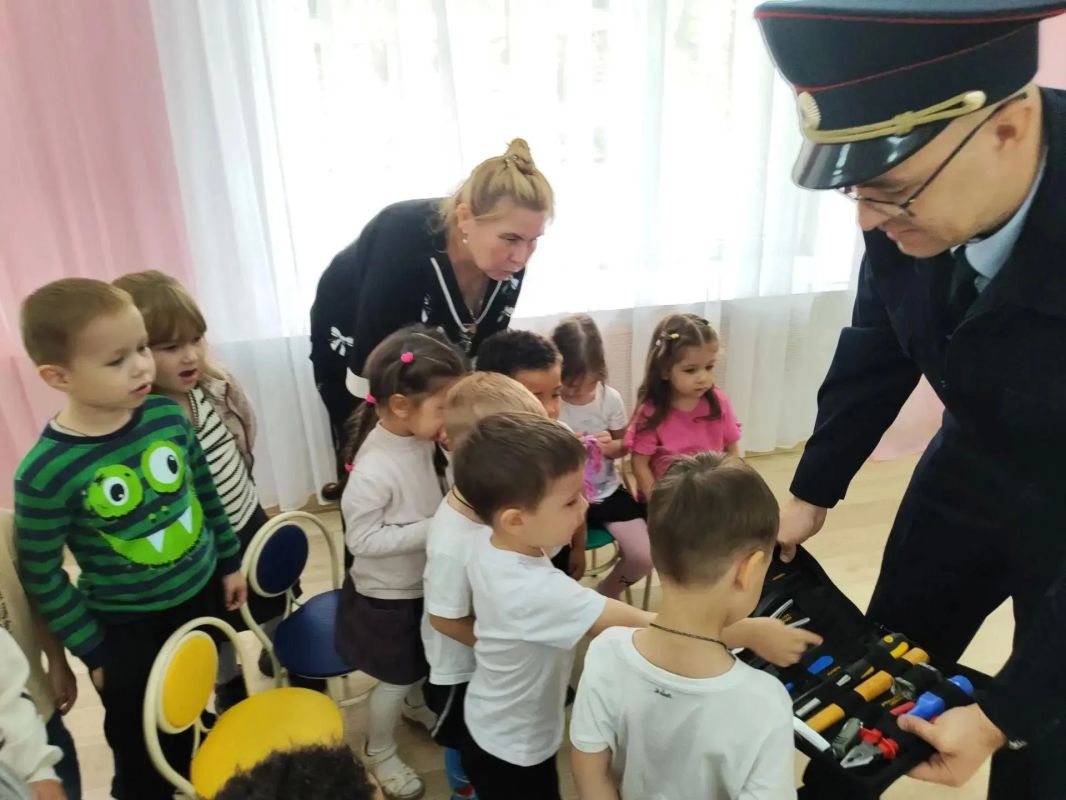 В Чебоксарах рамках акции «Полиция и дети», а также в преддверии Дня отца дошколята познакомились с профессией эксперта-криминалиста В Чебоксарах рамках акции «Полиция и дети», а также в преддверии Дня отца дошколята познакомились с профессией эксперта-криминалиста
